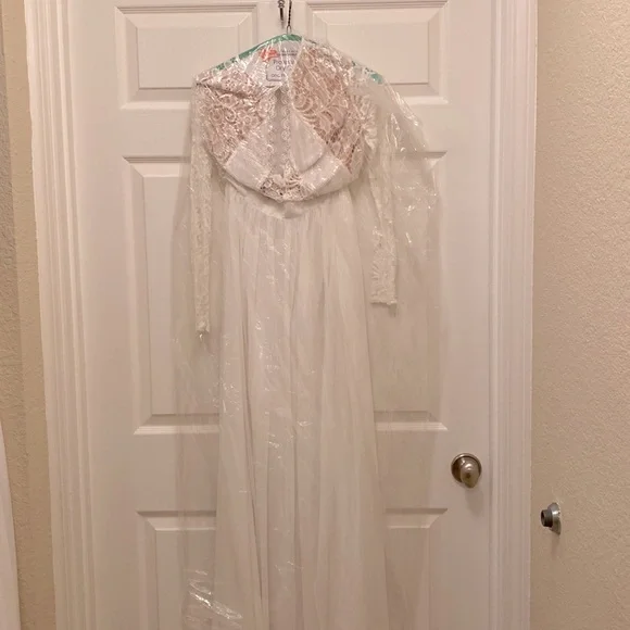 White lace long sleeve wedding dress with open back - Picture 8 of 8